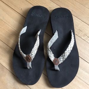 Reed women’s sandals with gold detail